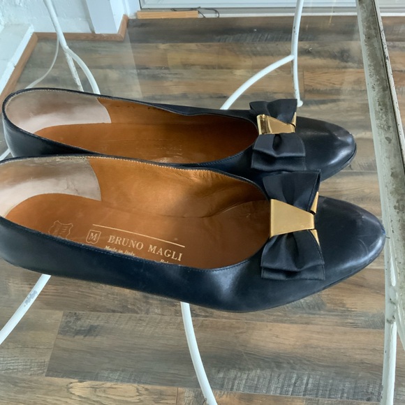 Lovely pair of Bruno Magli Navy Flats with Bow-Size 7.5M - Picture 3 of 6